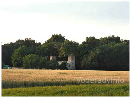 Zrúcanina hradu na okraji parku (rok 2013)